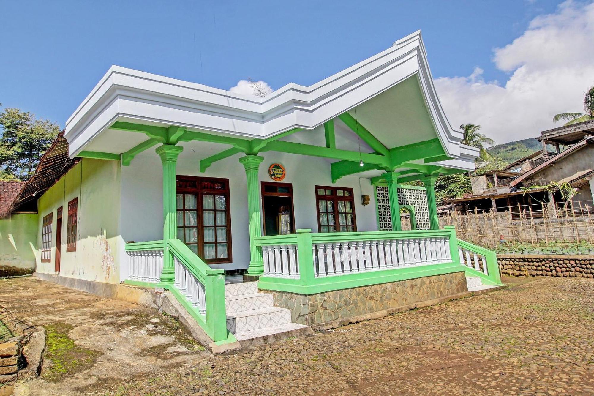 Отель Spot On 91214 Desa Wisata Pandean Trenggalek Экстерьер фото