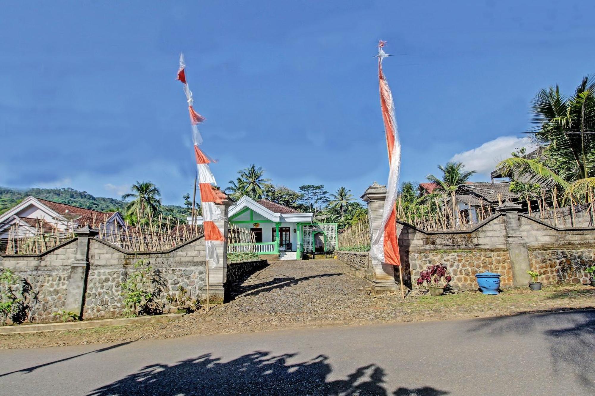 Отель Spot On 91214 Desa Wisata Pandean Trenggalek Экстерьер фото
